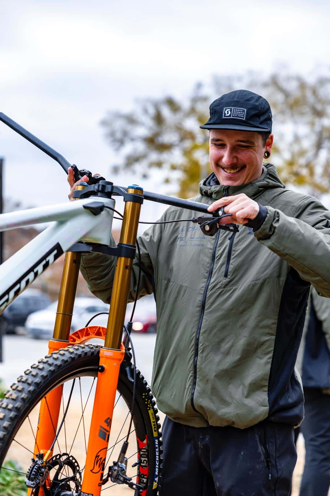 Mécanicien vélo réglant la fourche avant d'un VTT