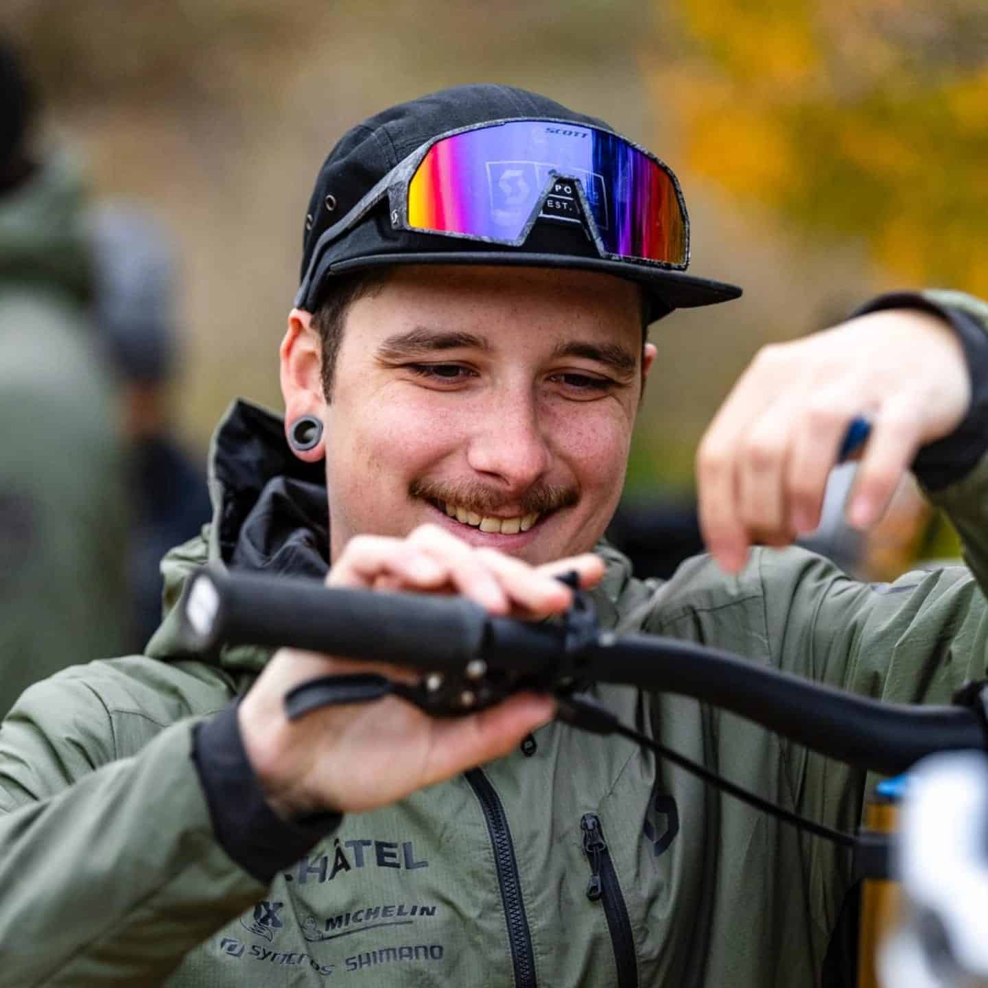 Mécanicien réglant le cintre d'un vélo