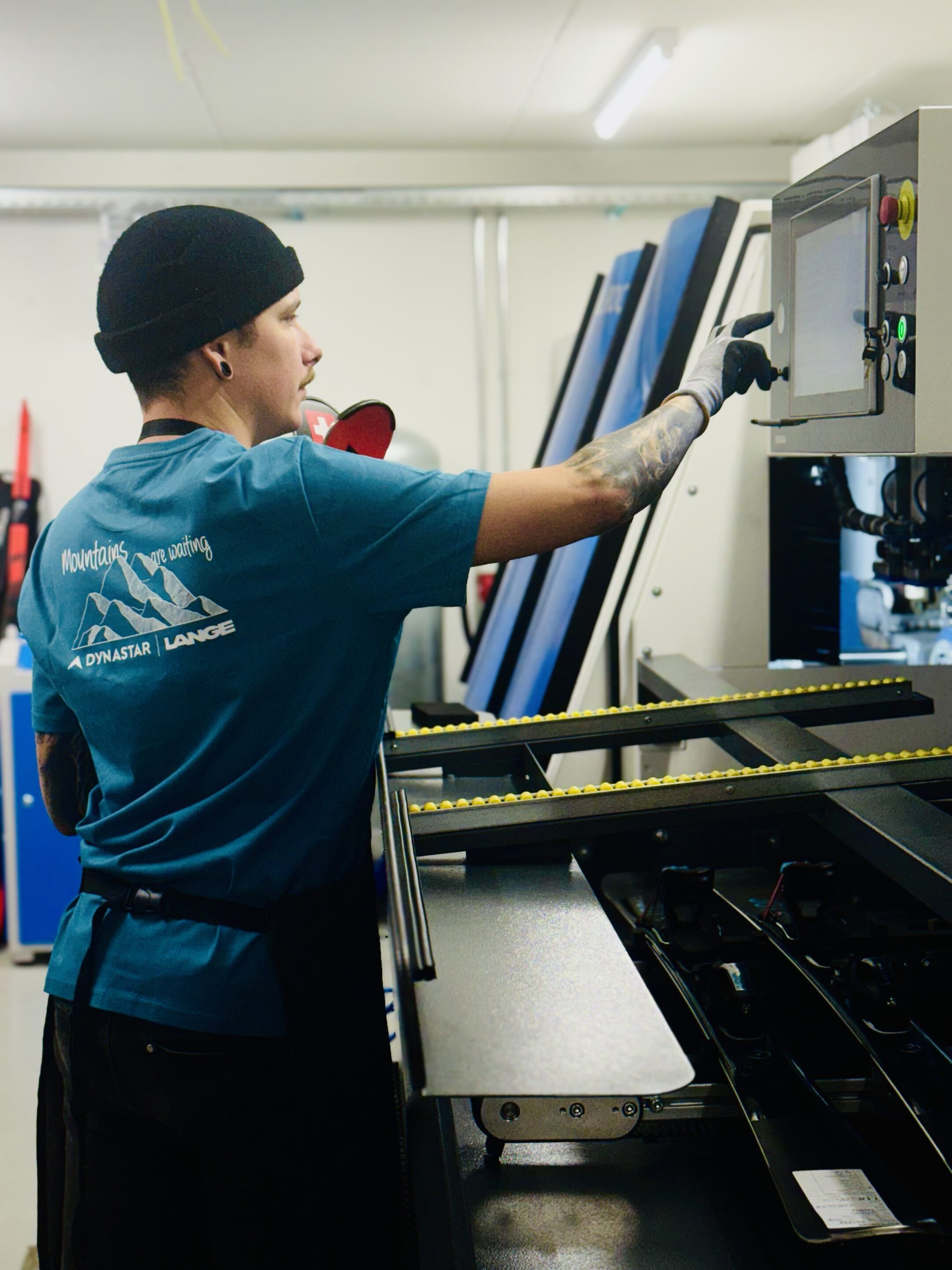 Technicien réglant la machine de service ski à l'atelier