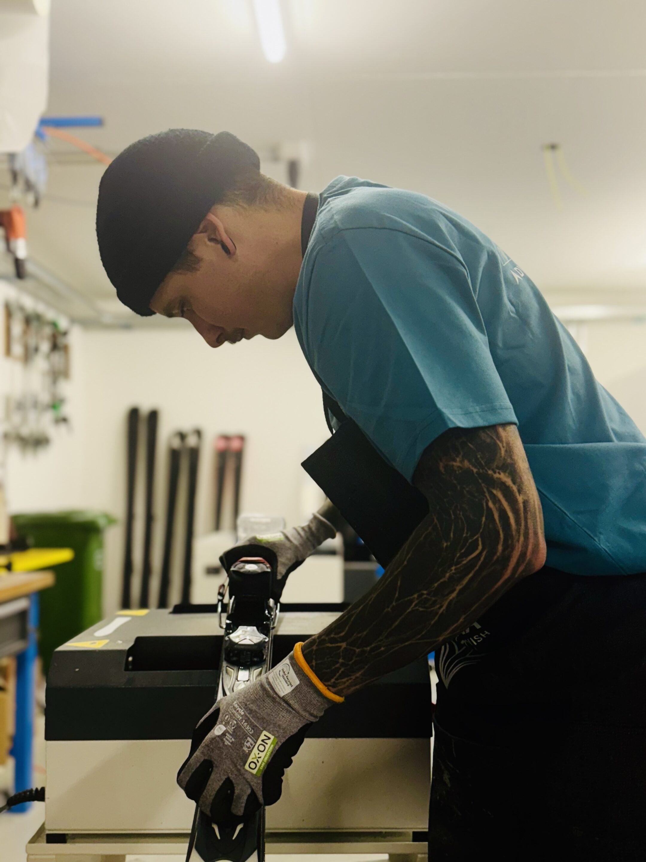 Technicien de l'atelier ski réglant du matériel